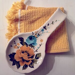 NWT Pioneer Woman Rose Shadow Spoon Rest and NWOT Pioneer Woman Yellow Dishcloth